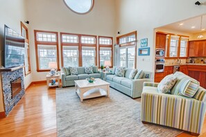 TV, DVD-spiller, filmbibliotek og stereoanlegg