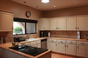 冰箱、微波炉、烤箱、炉灶