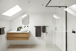 Badewanne, Haartrockner, Handtücher, Seife