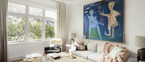 Flat-screen TV, fireplace, Netflix, books