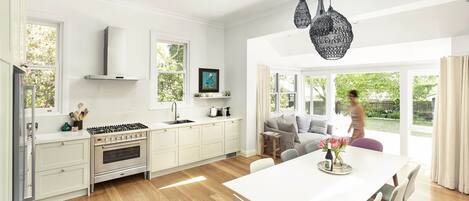 Kylskåp, mikrovågsugn, ugn och spishäll