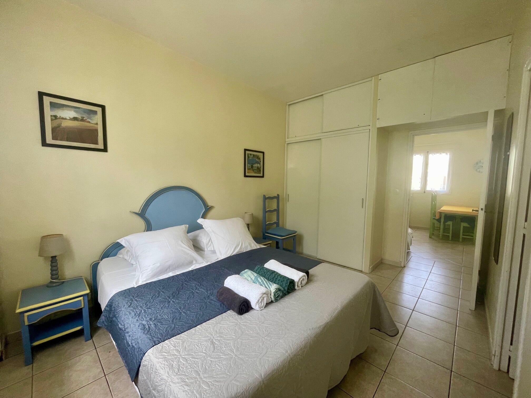 La chambre avec armoire penderie et attenante à la pièce principale