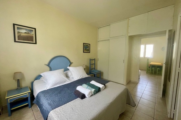 La chambre avec armoire penderie et attenante à la pièce principale