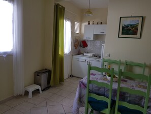Fridge, microwave, stovetop, coffee/tea maker - Allamanda, air conditioned, WIFI with 1 bed room near beach and activities (Les Trois-Îlets)