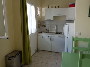 Réfrigérateur, micro-ondes, plaque de cuisson, cafetière/bouilloire