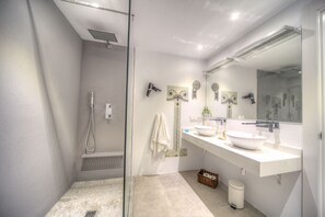 Douche, séchoir à cheveux, serviettes fournies