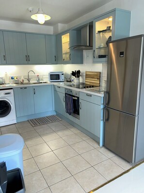 ثلاجة، ميكروويف، فرن، موقد طهي مسطح