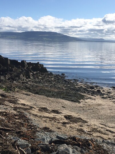 Cosy Seaside 2 bed (4+ baby) Apt, Centre Moville, Close beach High speed WiFi,