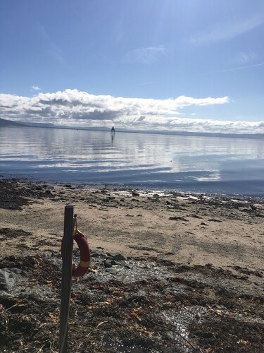 Cosy Seaside 2 bed (4+ baby) Apt, Centre Moville, Close beach High speed WiFi,