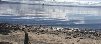 Cosy Seaside 2 bed (4+ baby) Apt, Centre Moville, Close beach High speed WiFi,