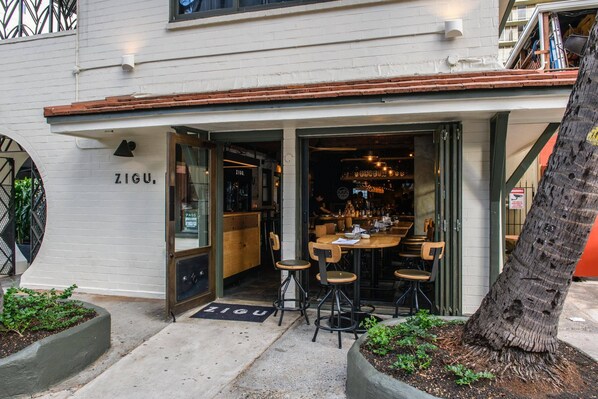 Outdoor dining - Exclusive! Penthouse!! 1 Bedroom Waikiki Marine Surf with Free Parking! (Honolulu)