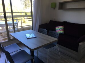 Interior - 2 rooms St Raphaël from Saturday 12/08 > 19/08/2023: €795 per week (Saint-Raphaël)