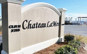 Een bord met de naam 'Chateau La Mer' en een gedeeltelijk adres 'CLIN 37155'.