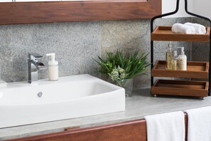 Paradise suite with beach view | Bathroom | Shower, rainfall showerhead, free toiletries, hair dryer