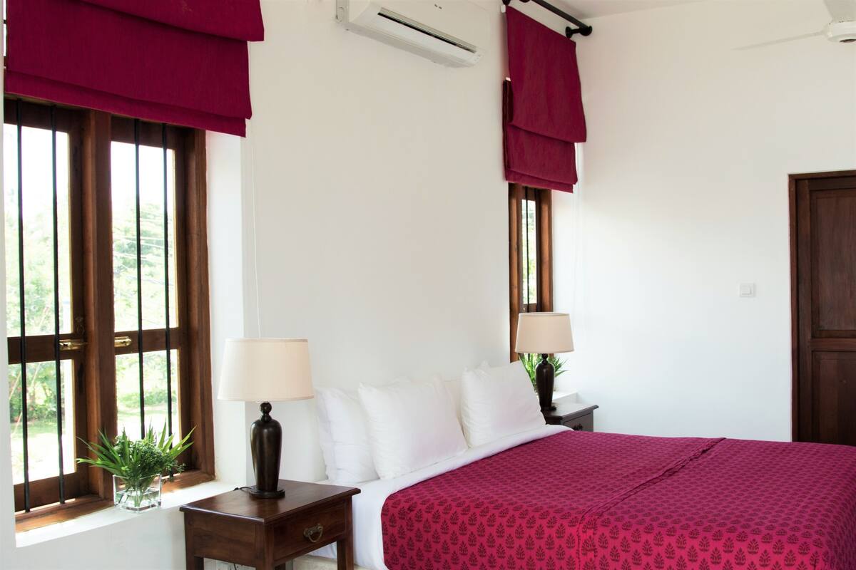 Classic Room, 1 King Bed, Non Smoking | In-room safe, individually decorated, individually furnished