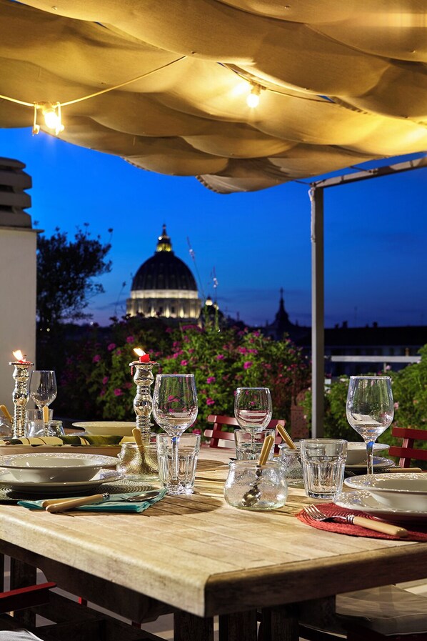 Outdoor dining - Amazing penthouse with terrace, parking u.r. (Roma)