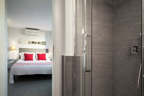 3 bedrooms, iron/ironing board, internet, bed sheets - Amazing penthouse with terrace, parking u.r. (Roma)