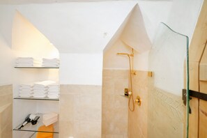 Secadora de cabello, toallas, jabón, shampoo 