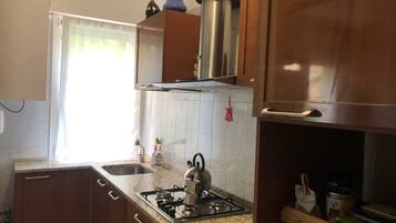 Mikrowelle, GeschirrspĂŒler, Wasserkocher mit Kaffee-/Teezubehör