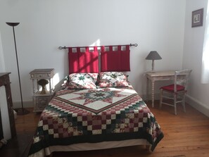 3 habitaciones, tabla de planchar con plancha y cuna de viaje 
