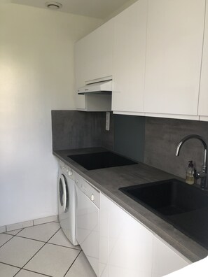 Fridge, microwave, oven, stovetop - Charming Arcachonnaise villa with enclosed garden, 800m from Arcachon beach. (Arcachon)