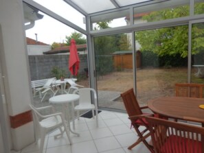 Outdoor dining - Charming Arcachonnaise villa with enclosed garden, 800m from Arcachon beach. (Arcachon)