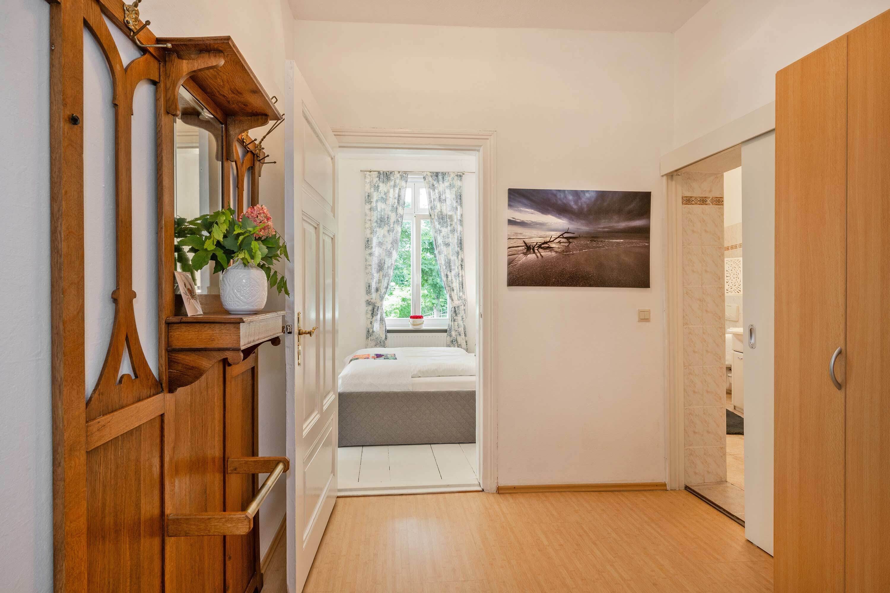 1 slaapkamer, een strijkplank/strijkijzer, reisbedje, gratis wifi