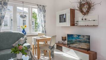 Flat-screen TV, stereo
