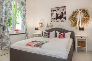 1 chambre, fer et planche à repasser, lit de bébé portatif