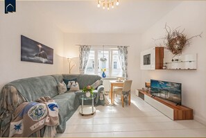 Flat-screen TV, DVD player, stereo - Cozy vacation apartment in Heringsdorf with WLAN, only 200 m from the beach (Seebad Heringsdorf)