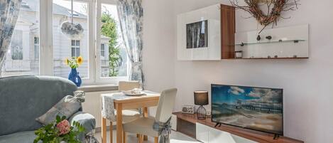 Flat-screen TV, DVD player, stereo