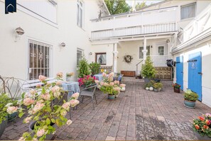 Outdoor dining - Cozy vacation apartment in Heringsdorf with WLAN, only 200 m from the beach (Seebad Heringsdorf)