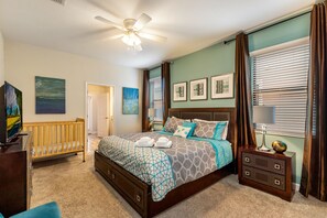 9 chambres, bureau, fer et planche à repasser, lit de bébé portatif