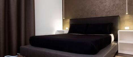 Con stile personalizzato, con arredamento individuale, una scrivania