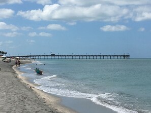Perto da praia, espreguiçadeiras, toalhas de praia 