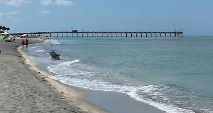 LOCATION! LOCATION! Walk to the beach, pier, golf, restaurants on Venice Island