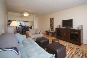 Smart TV, libros, biblioteca musical y estéreo 