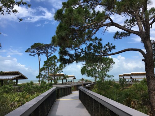 LOCATION! LOCATION! Walk to the beach, pier, golf, restaurants on Venice Island
