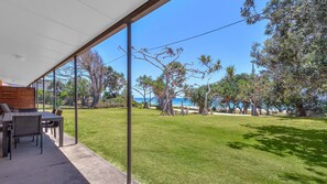 Outdoor dining - The Dreamery 1 - Absolute Beachfront Tugun (Tugun)
