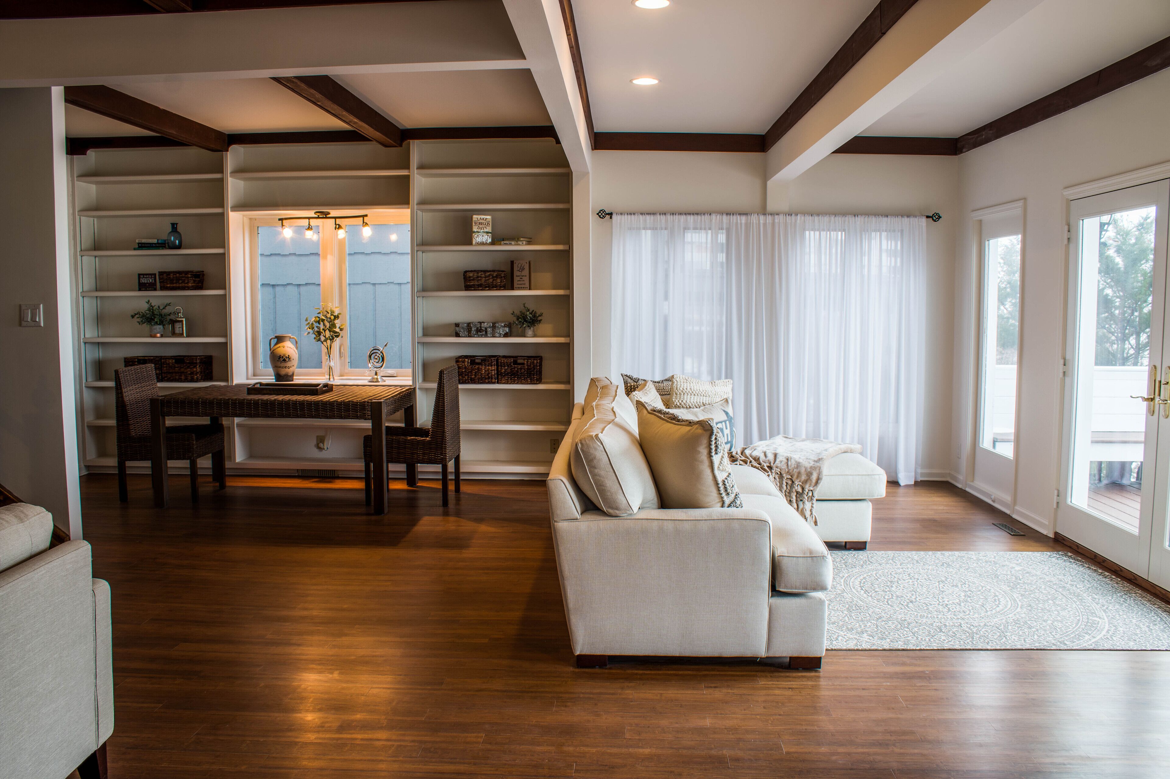 Huge house with hot tub, bar, pool table - across the street from Lake Michgan