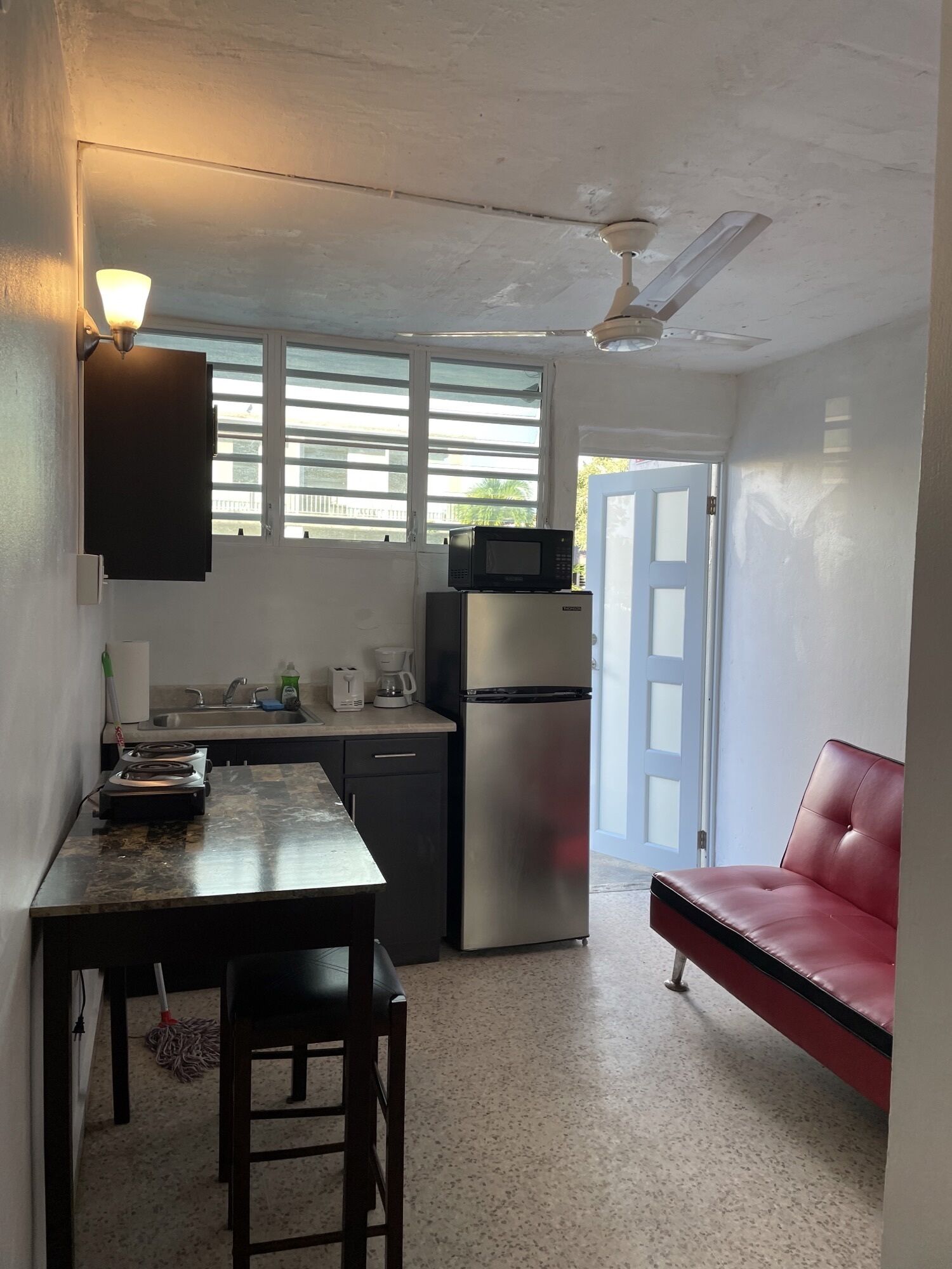 Een koelkast, een microgolfoven, een kookplaat