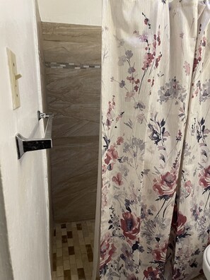 シャワー、タオル、石鹸