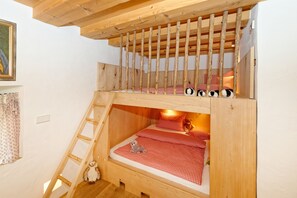 2 عدّة غرف نوم وخزنة داخل الغرفة ومكواة/لوح كي وواي فاي