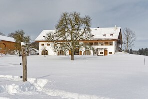 المنشأة من الخارج