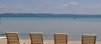 Peaceful villa on the sugar sand shores of Big Glen Lake!