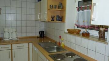 Kühlschrank, Mikrowelle, Herdplatte, Geschirrspüler