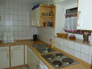 Kühlschrank, Mikrowelle, Herdplatte, Geschirrspüler