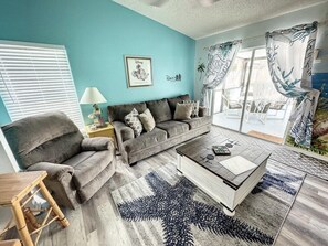 Smart TV, video games, books - It's 5 O'Clock Somewhere: Beach Style, 3 Kings, Private Pool & Hot Tub, Pets OK (Kissimmee)