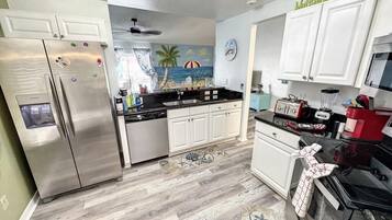 Køleskab, mikrobølgeovn, ovn, kogeplade