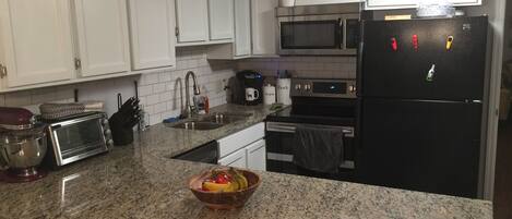 冷蔵庫、電子レンジ、オーブン、食器洗い機